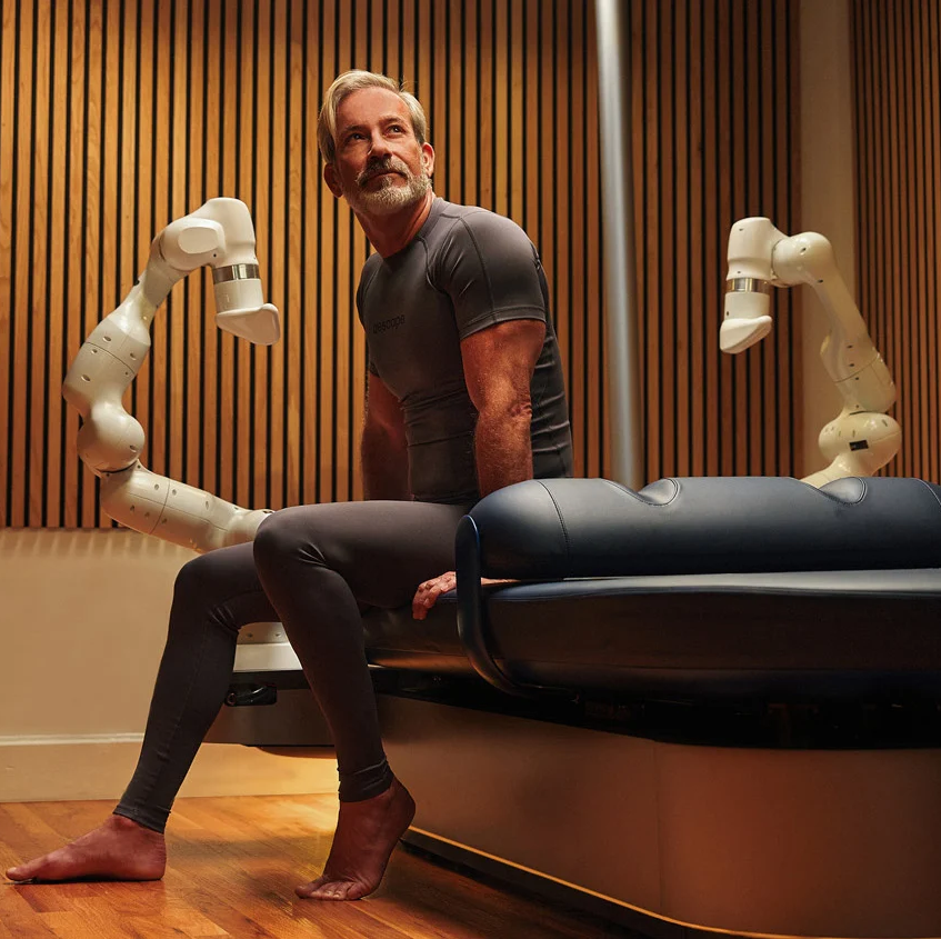 91056222-ai-powered-robot-massage-010